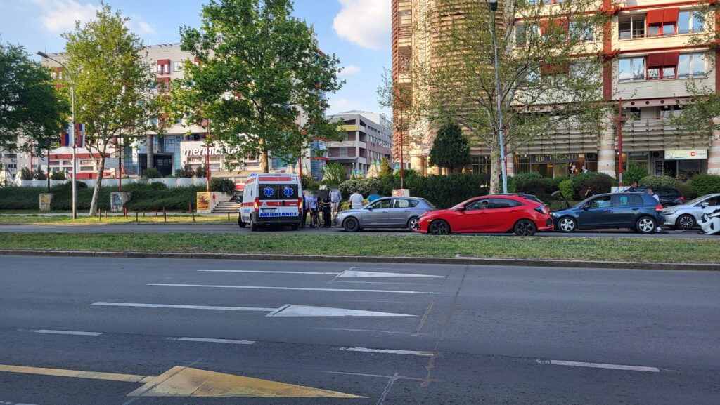 4 vozila ucestvovala, dvoja kola hitne pomoci ukazuju pomoc, saobracaj usporen
to je kod ju biznis centra
