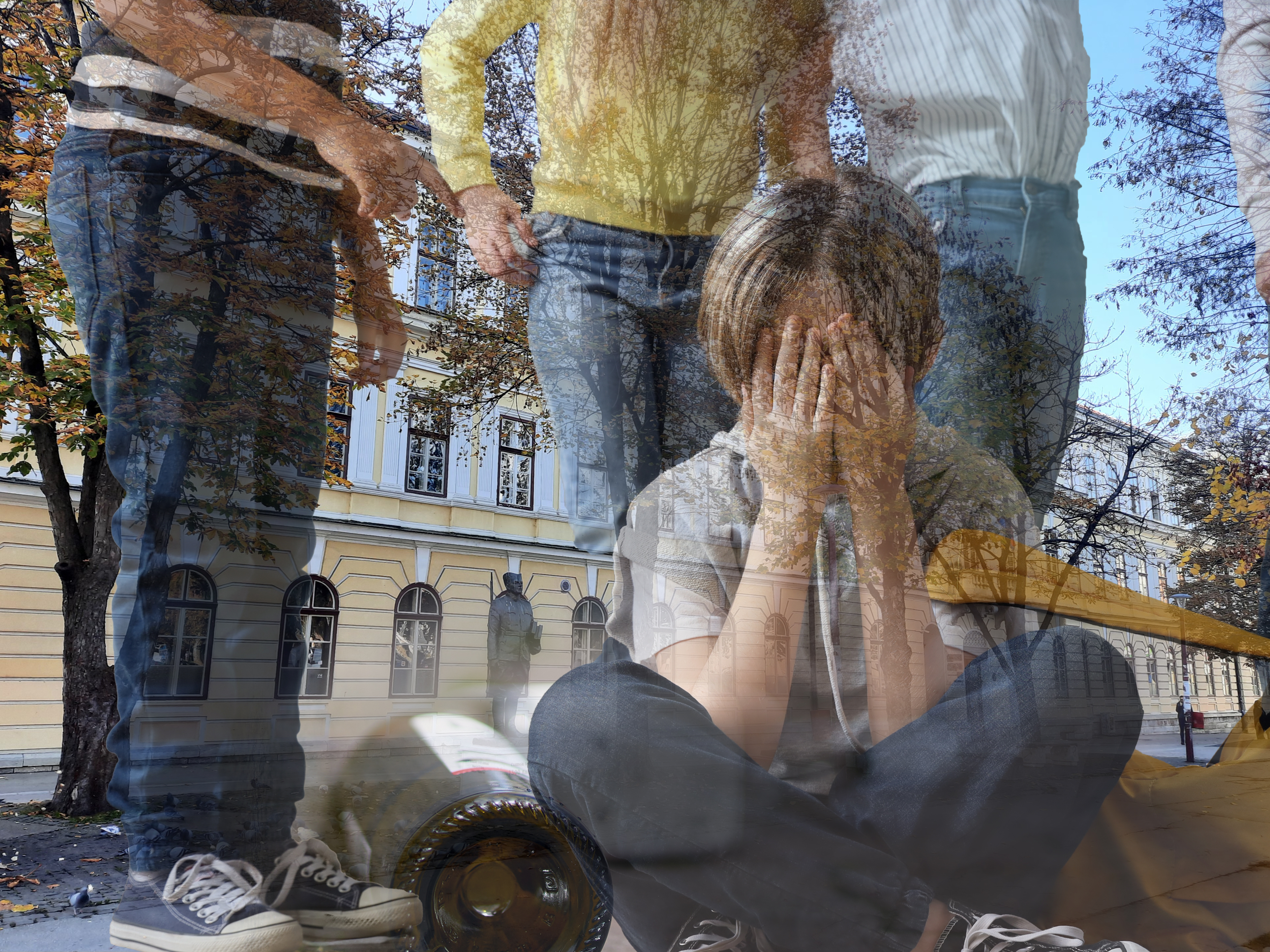 priča je da su stariji učenici u flašicu sa rakijom sipali drogu maloletniku i naterali ga da popije, pa može neka flašica, neka droga nemam pojma..  trebaće mi za fokus pa da ne bude samo fotka mrtve zgrade