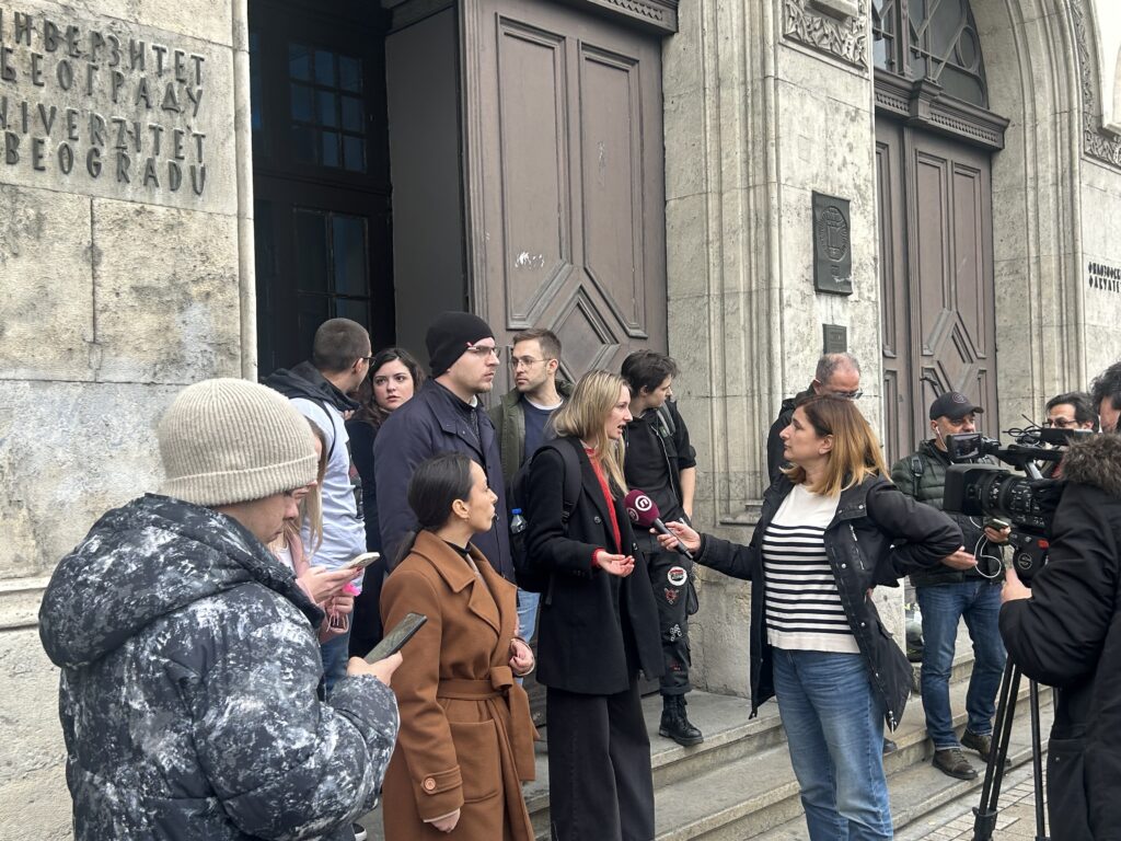 Rektorat, studenti hteli da uđu u rektorat