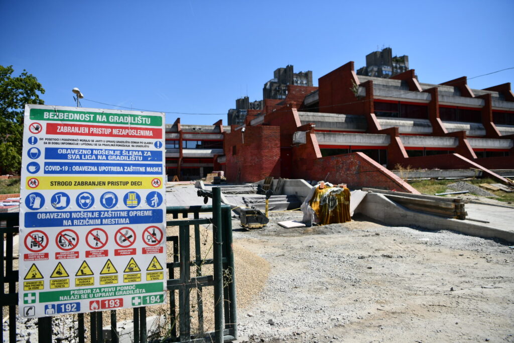 Beograd, 01.08.2024. Osnovna škola Laza Kostić na Novom Beogradu u Bloku 23, rekonstrukcija dvorišta škole, Foto: Vesna Lalić/Nova.rs