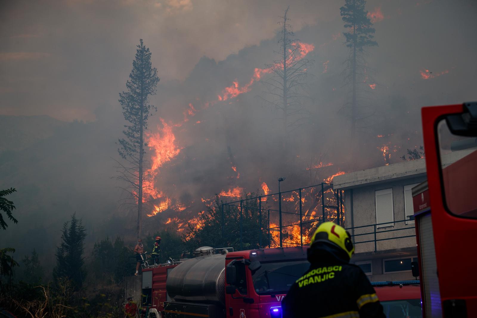 27.08.2024., Zrnovnica - U poslijepodnevnim satima vjetar je ponovno razbuktao pozar koji je usao u Zrnovnicu. Photo: Zvonimir Barisin/PIXSELL