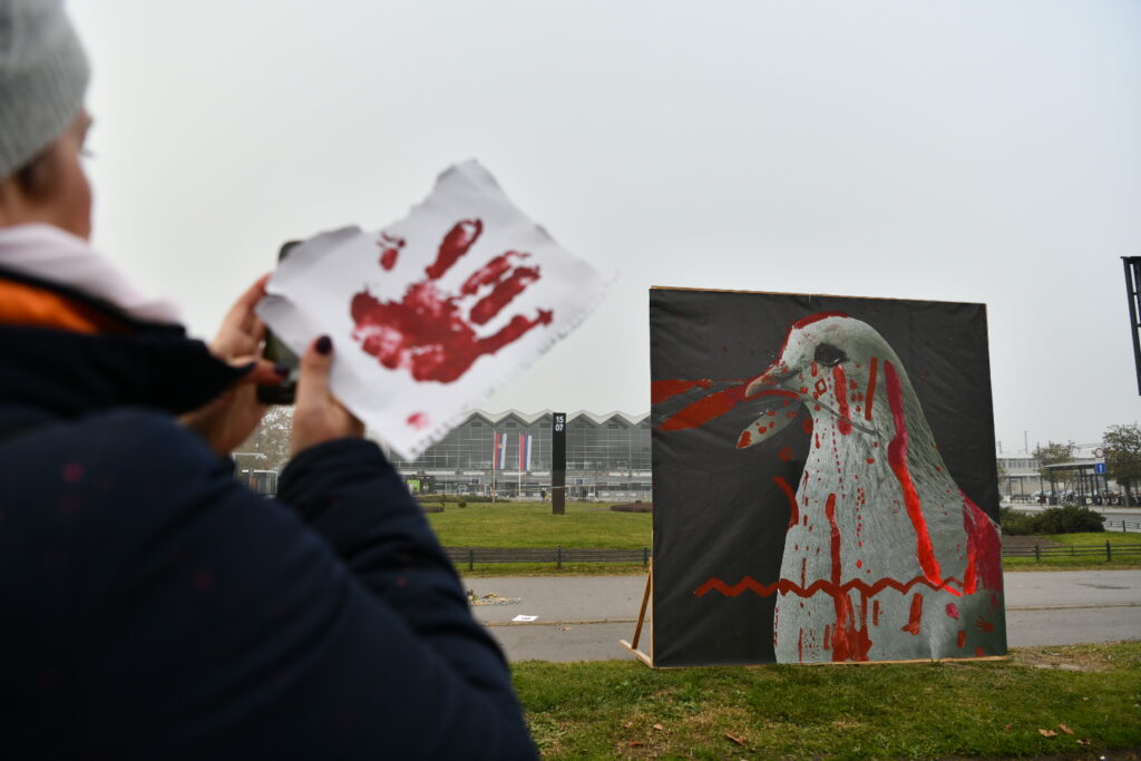 Novi Sad, 17.11.2024. Novi Protest u Novom Sadu: Počela višesatna blokada raskrsnice kod Železničke stanice Foto: Vesna Lalić/Nova.rs