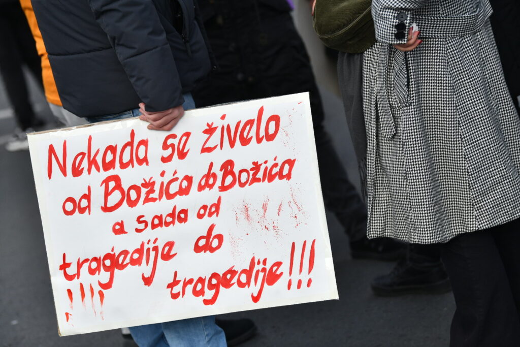 Novi Sad, 17.11.2024. Novi Protest u Novom Sadu: Počela višesatna blokada raskrsnice kod Železničke stanice Foto: Vesna Lalić/Nova.rs