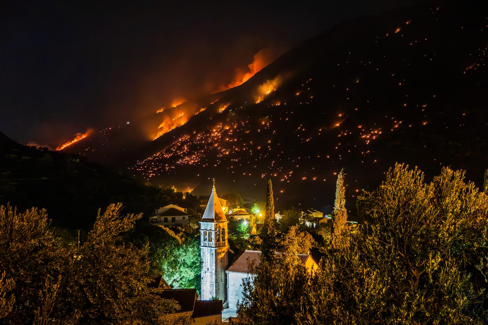 27.08.2024., Zrnovnica - U poslijepodnevnim satima vjetar je ponovno razbuktao pozar koji je usao u Zrnovnicu. Photo: Zvonimir Barisin/PIXSELL