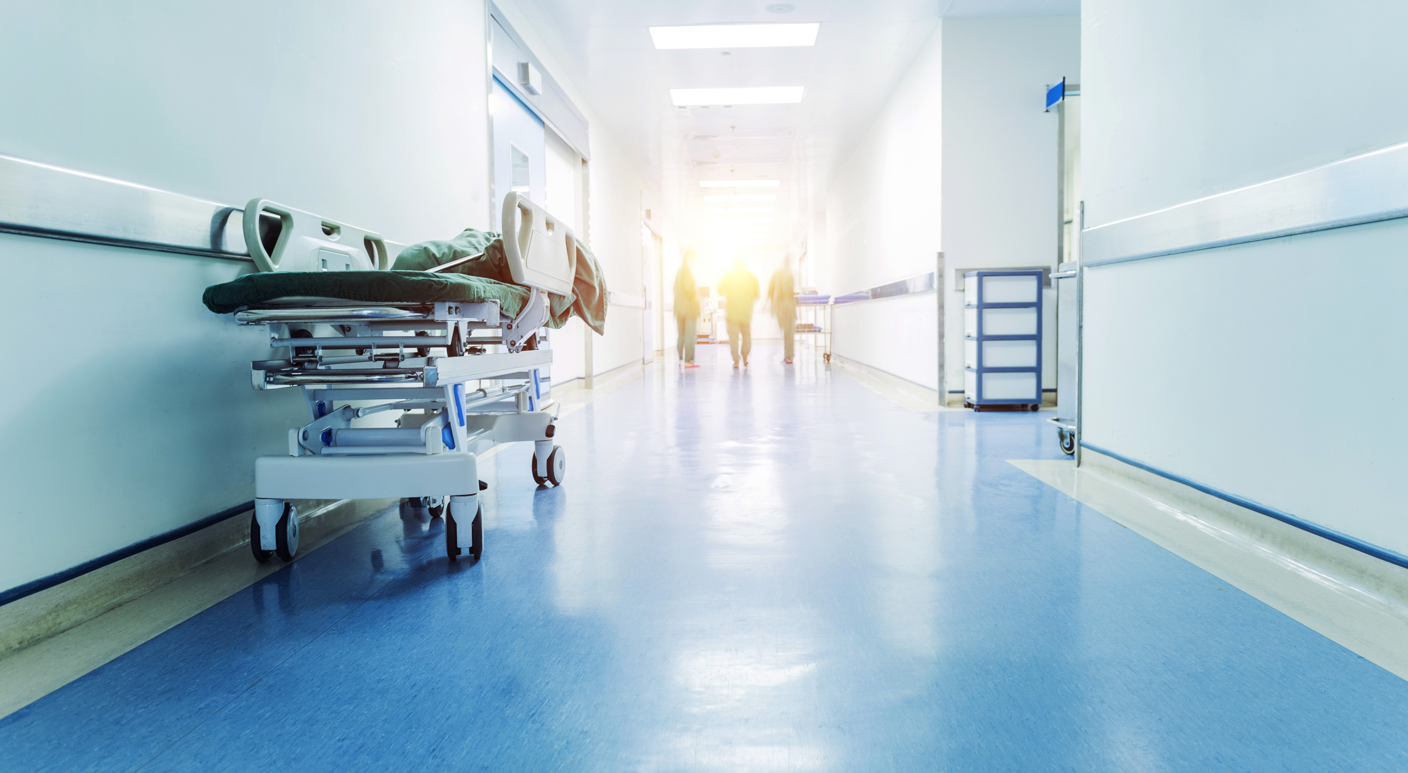 Doctors,And,Nurses,Walking,In,Hospital,Hallway,,Blurred,Motion.