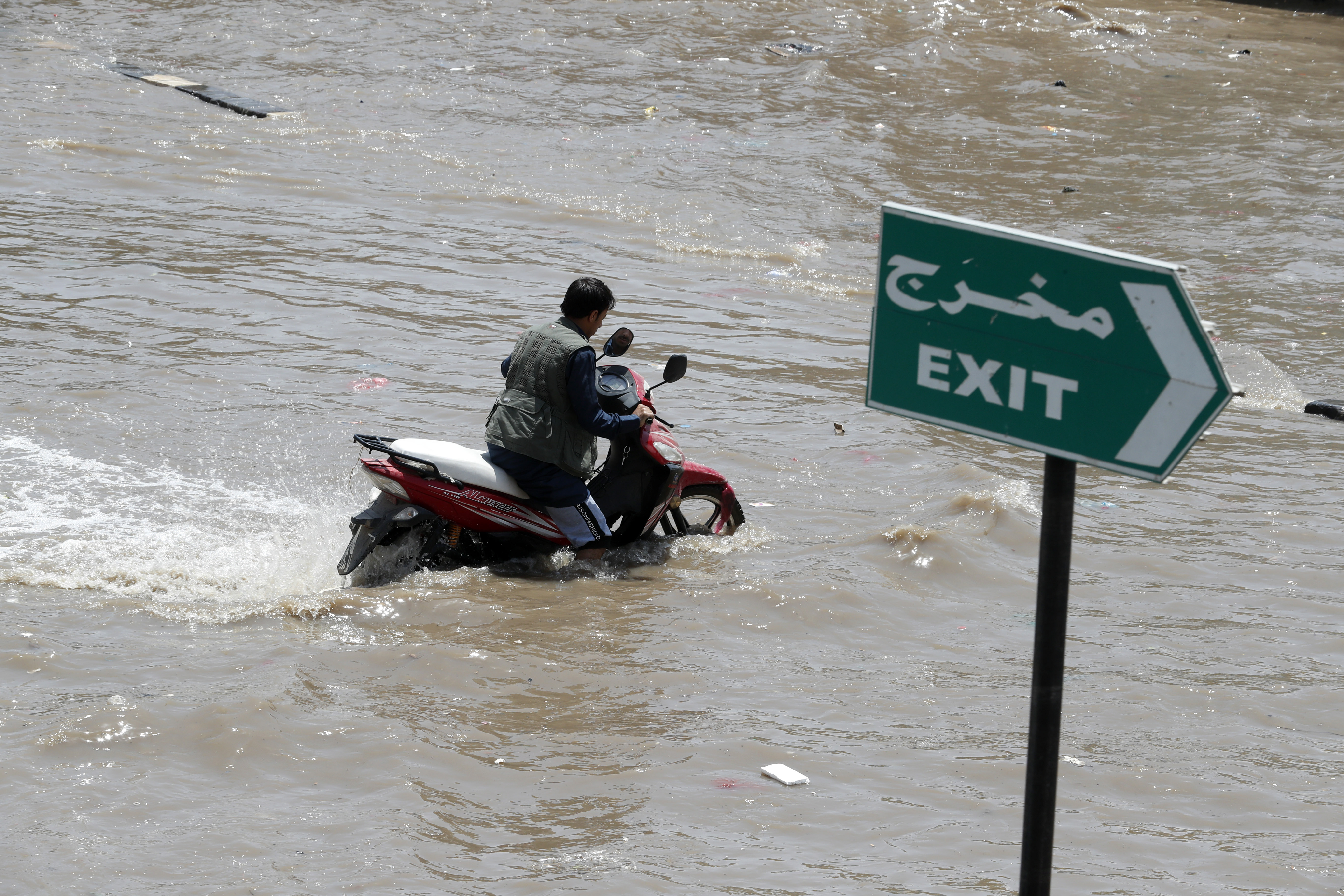 Jemen, poplave, Heavy monsoon rains hit Yemeni capital, causing widespread flooding