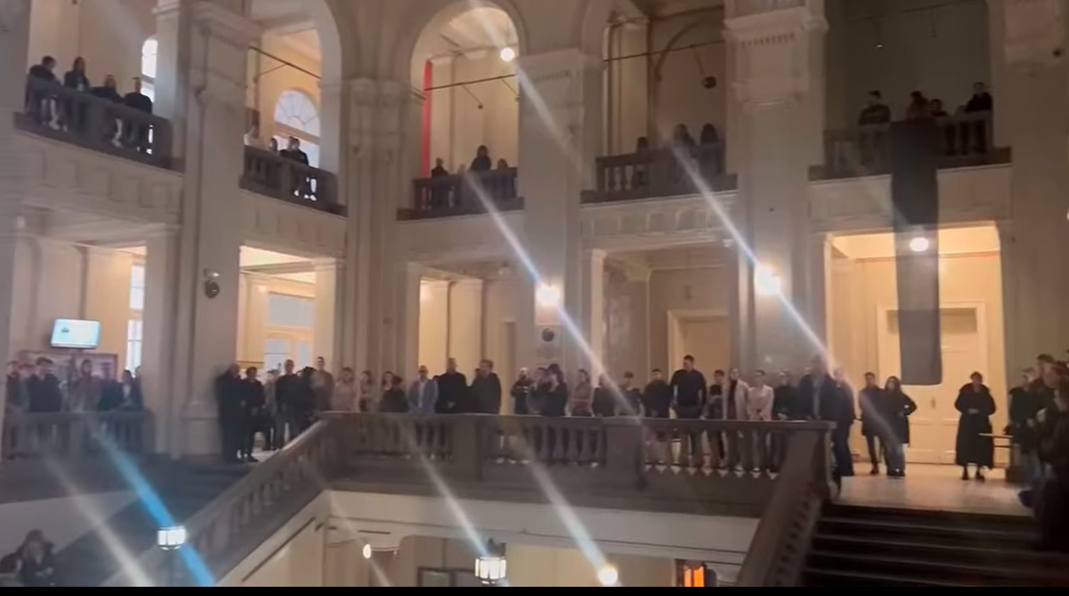 Zgrada tehničkih fakulteta u Beogradu, 15 minuta tišine za nastradale u nesreći na Železničkoj stanici u Novom Sadu Foto: Printscreen/Facebook/Ekološki ustanak