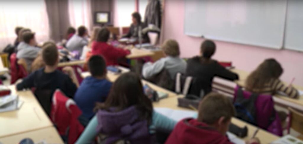 PREOPTEREĆENI ĐACI
Da li su osnovci i srednjoškolci preopterećeni u školi?