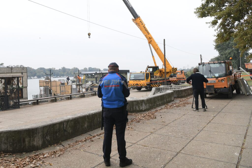 Beli, Beogradski lični, komunlana milicija, policija
Beograd 17.10.2023. Savski nasip, Savski kej, rušenje, uklanjanje splavova, splavovi Foto: Goran Srdanov/Nova.rs