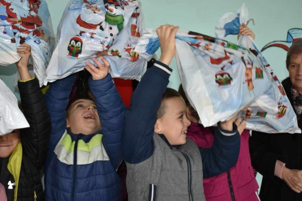 ХО Сви за Космет - 10. акција прикупљања пакетића за децу на Косови и Метохији Svi za Kosmet - 10. akcija prikupljanja paketića za decu na Kosovu i Metohiji