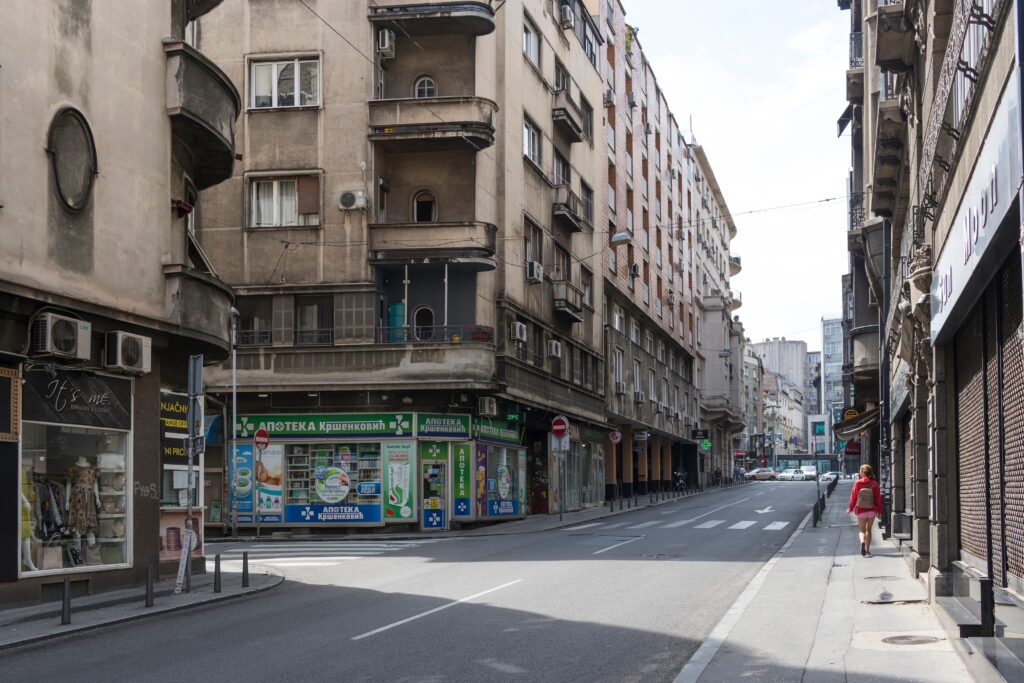 Beograd, Srbija - 14. avgust 2022. Ulica u Beogradu u starom gradu u avgustu. Usamljeni pešaci. beograd stari grad