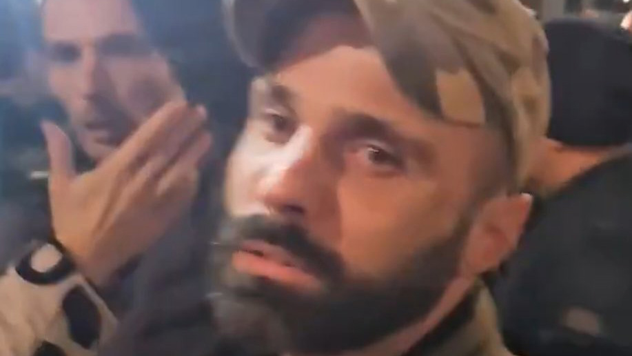 Muškarac koji napao nožem ljude na blokadi u Beogradu na vodi Foto: Printscreen/X/Pavle Cicvaric