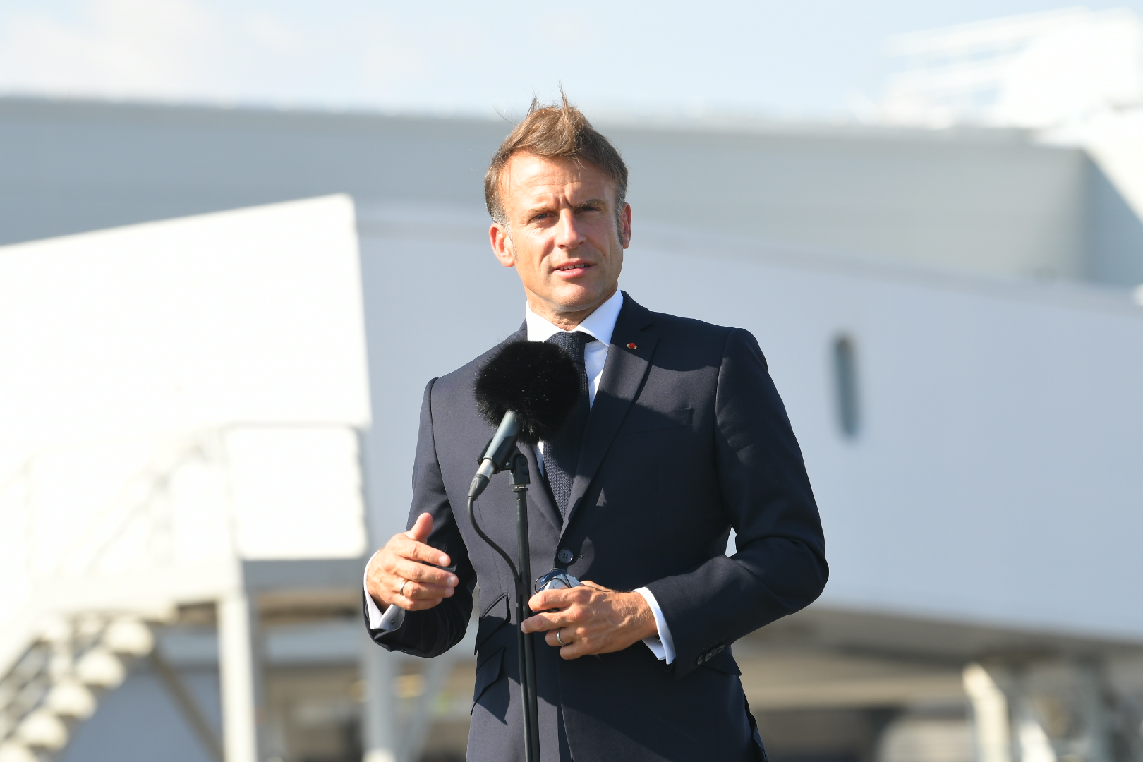 Beograd, 30.08.2024. Aerodrom Nikola Tesla, Emanuel Makron i Aleksandar Vučić, ceremonija otkrivanja ploče povodom završetka radova na modernizaciji Aerodroma "Nikola Tesla" u Beogradu. Foto: Amir Hamzagić/Nova.rs