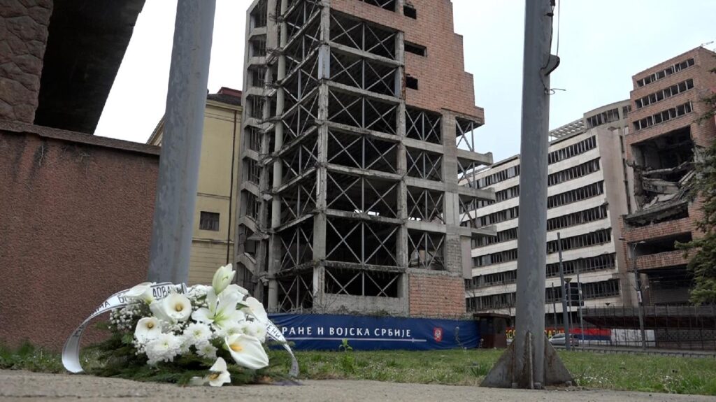 Beograd 24.03.2024. POLITIKA - predstavnici pokreta Kreni-Promeni položili su venac kod zgrade bombardovanog Generalštaba povodom 25 godina od početka NATO bombardovanja Savezne Republike Jugoslavije 1999. godine