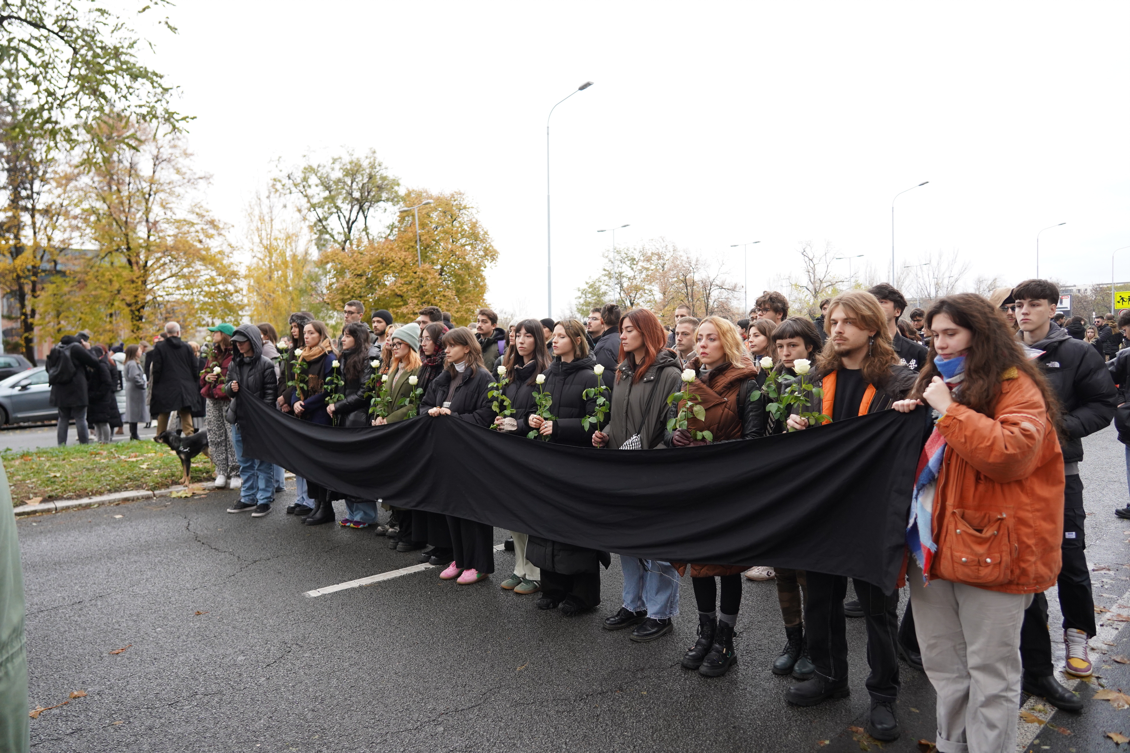 Students of the Faculty of Dramatic Arts have officially announced that they will pay tribute to the victims in Novi Sad on Friday, November 29, and on this occasion, traffic on the Boulevard of Arts will be stopped for fifteen minutes, from 11:52 to 12:0