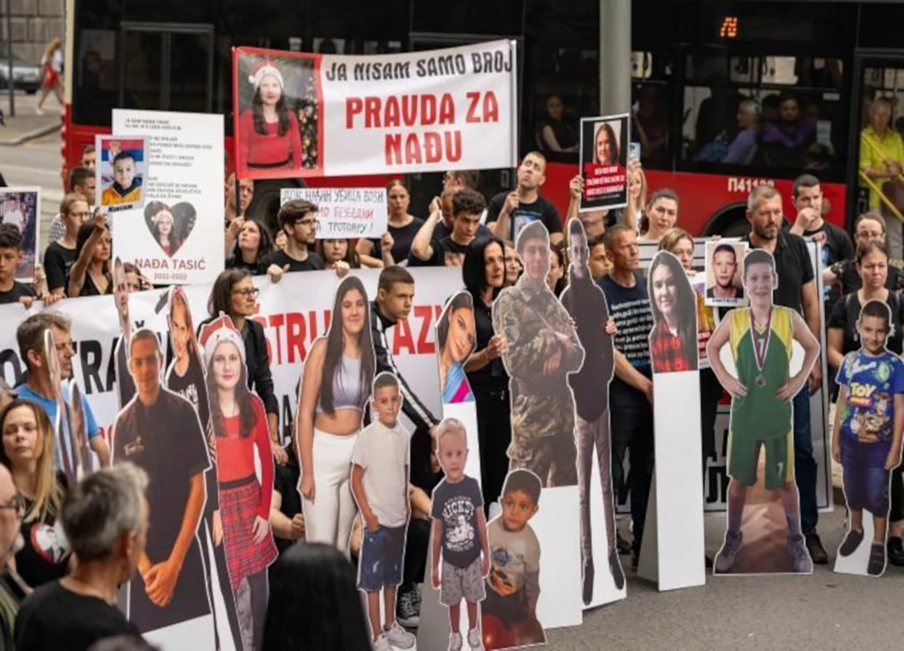 Udruženje roditelja dece stradale u saobraćaju Sigurne staze dale dozvolu novinarki Ivi Ogarevic tako je napisala u mejlu