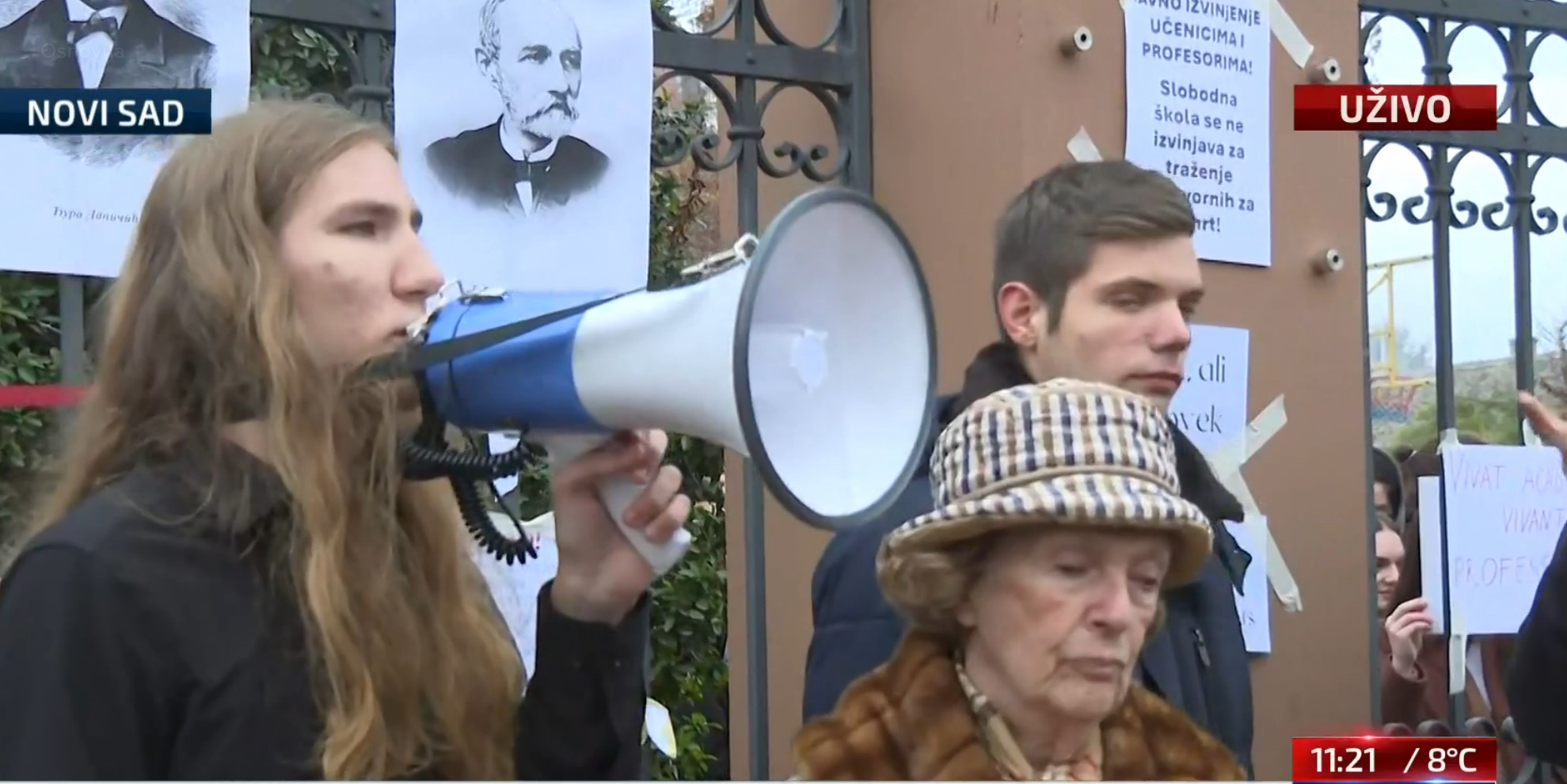 žena od 84 godine, Sonja Stojak, koja je maturirala pre 65 godina u Jovinoj gimnaziji
, Novi Sad, 02.12.2024. Gimnazija Jovan Jovanović Zmaj, Jovina gimnazija, protest