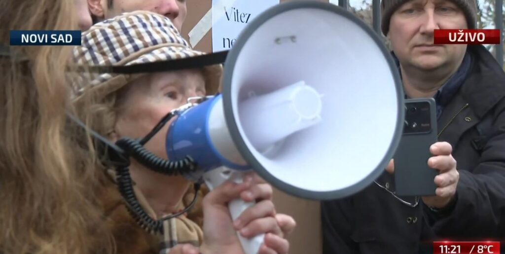 žena od 84 godine, Sonja Stojak, koja je maturirala pre 65 godina u Jovinoj gimnaziji
, Novi Sad, 02.12.2024. Gimnazija Jovan Jovanović Zmaj, Jovina gimnazija, protest