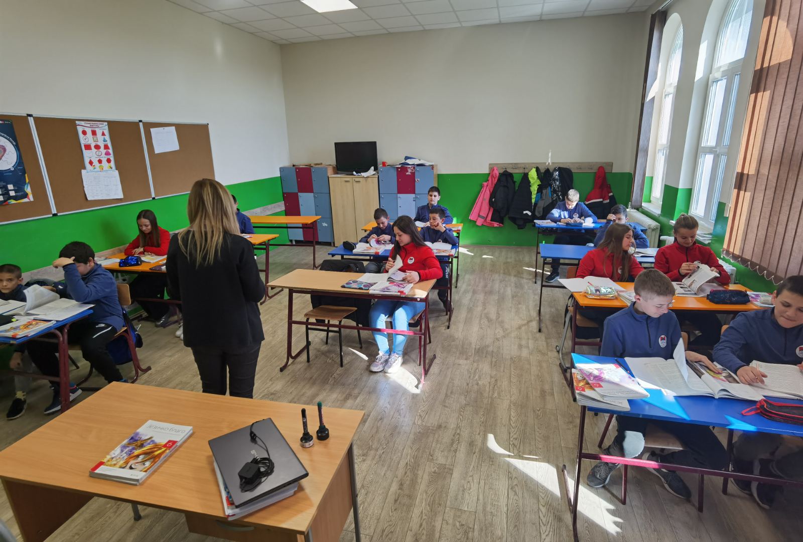 školske uniforme koje su počeli da nose učenici jedne seoske škole kod Kragujevca.  kragujevac uniforme OŠ Prota Stevan Popović Čumić