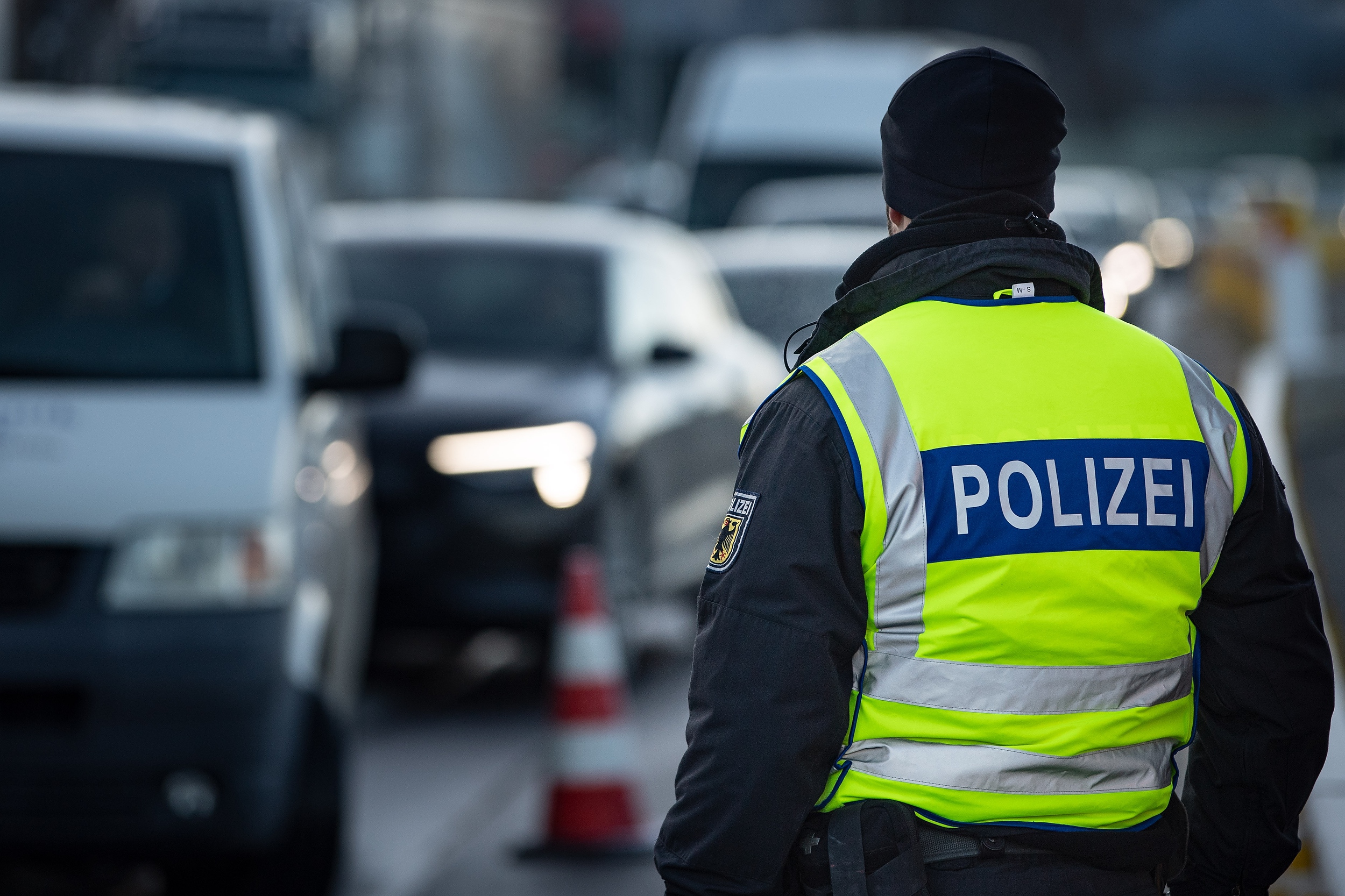 epa08043525 A police officer inspects vehicles at a border checkpoint on the Autobahn A93 in Kiefersfelden, Germany, 04 December 2019. The regular border controls, reinstated in 2015, aim to fight illegal migration.  EPA-EFE/PHILIPP GUELLAND