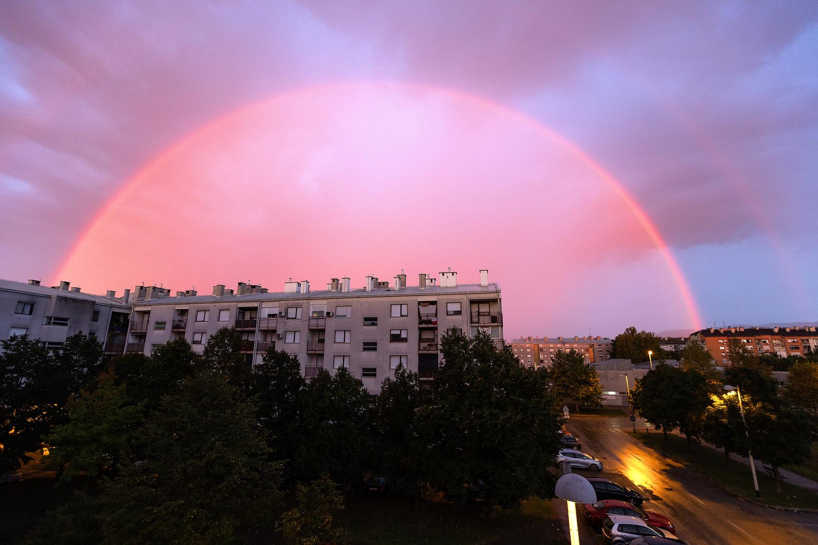 12.09.2024., Zagreb - Jako pogorsanje vremena koje zahvata Hrvatsku donijelo je na istoku Zagreba dramaticno svitanje i spektakularnu jutarnju dugu. Photo: Patrik Macek/PIXSELL