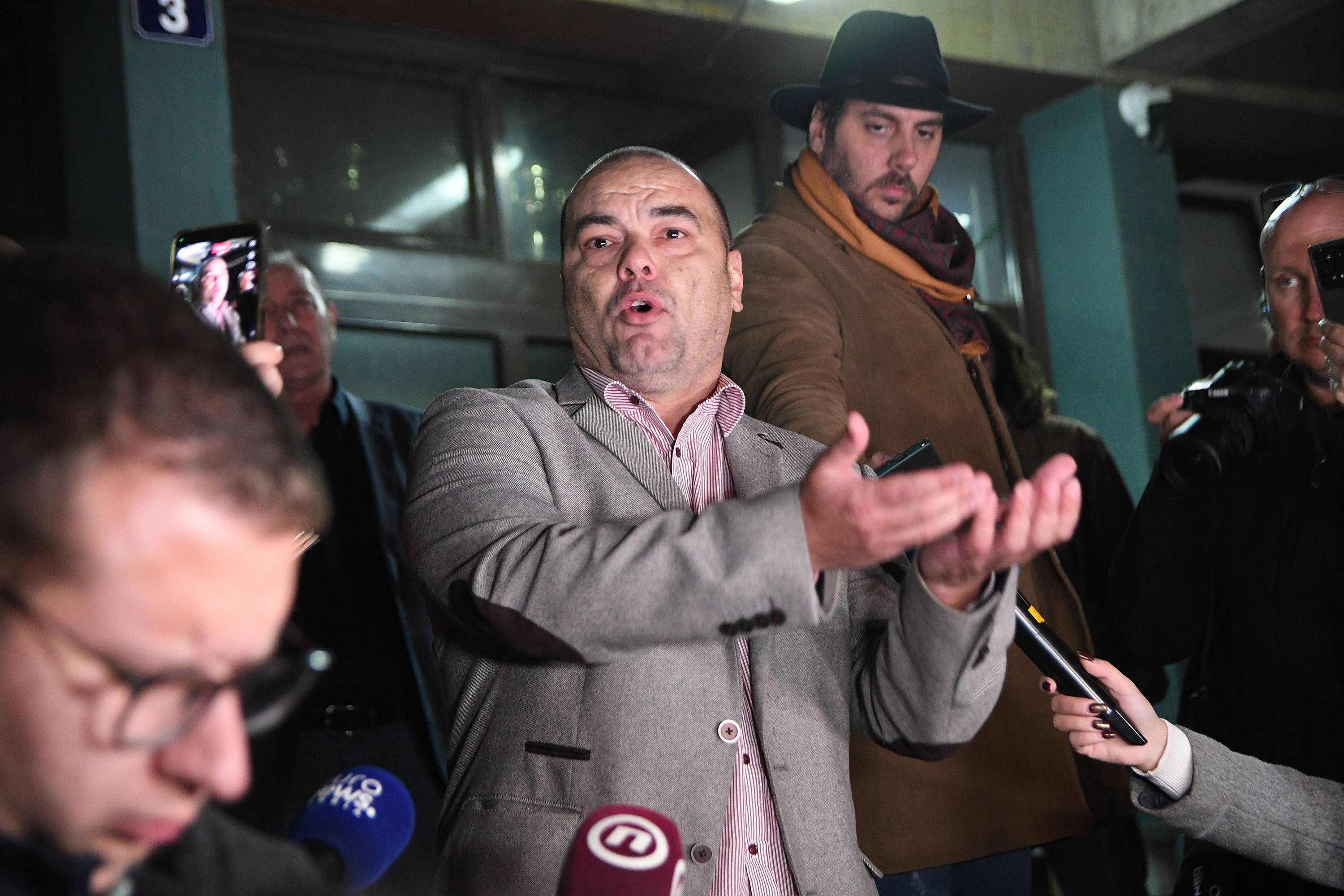 PROTEST ZBOG HAPSENJA ISPRED SUDA U NOVOM SADU