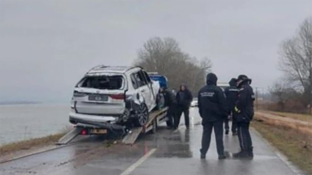Danas poslepodne, automobil marke BMW sleteo je u Dunav kod Srebrnog jezera. Prema nezvaničnim informacijama, mladić star 32 godine koji je bio na mestu suvozača, preminuo je na licu mesta, dok je vozač prevezen u bolnicu. Policija je obavila uviđaj.
