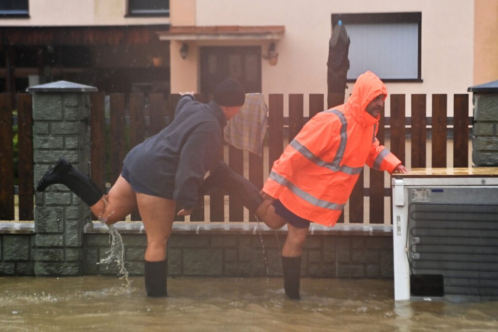 Obyvatelé obce Vřesina, kde se po vydatných deštích rozvodnila říčka Porubka, 14. září 2024, Vřesina.,Image: 907564336, License: Rights-managed, Restrictions: , Model Release: no, Credit line: Ožana Jaroslav / ČTK / Profimedia