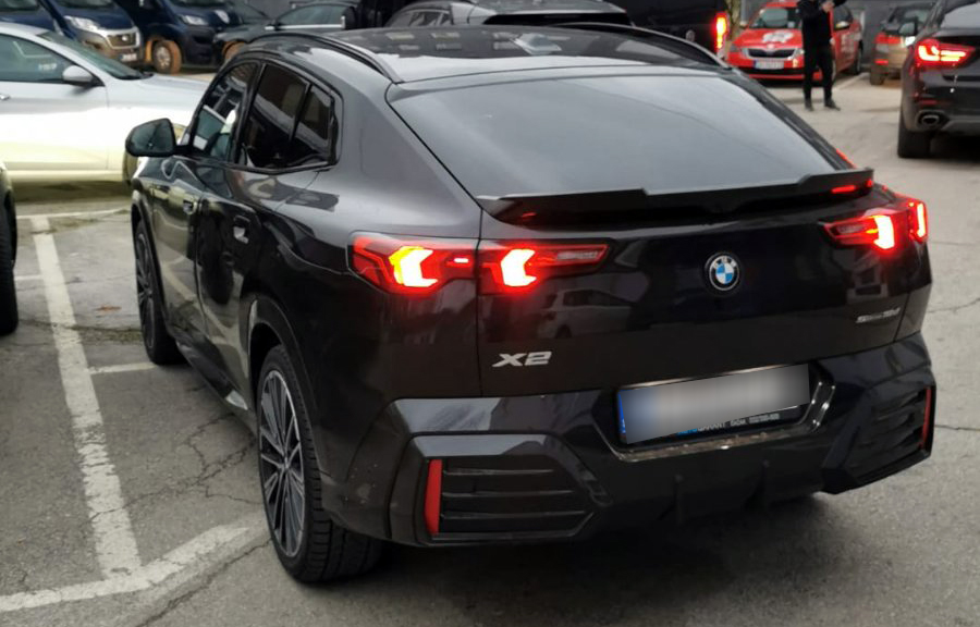 Zaplena oko 2 kg kokaina, više skupocenih automobila i veće količine novca, Foto: MUP Srbije