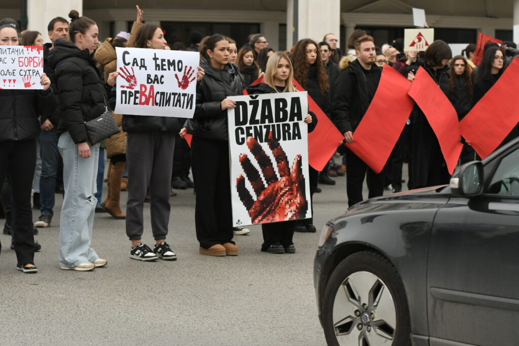 Novi Sad 13.12.2024. Novi Sad, Ispred Srpskog narodnog pozorišta, Studenti akademije umetnosti u novom sadu, blokada, protest, zastani srbijo Foto Nenad Mihajlovic -BEZ POTPISA