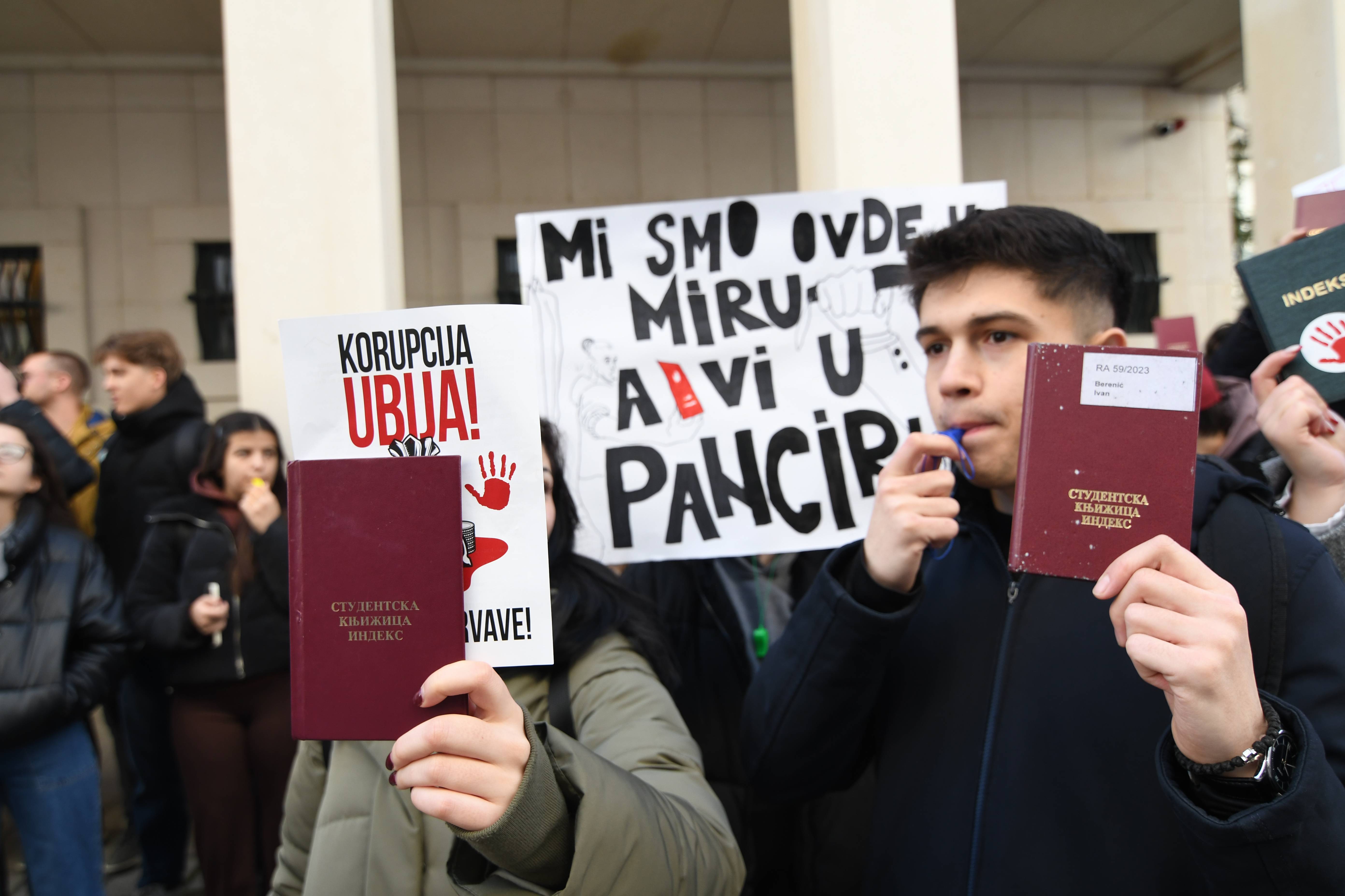 PROTEST ISPRED ZGRADE SKUPSTINE VOJVODINE