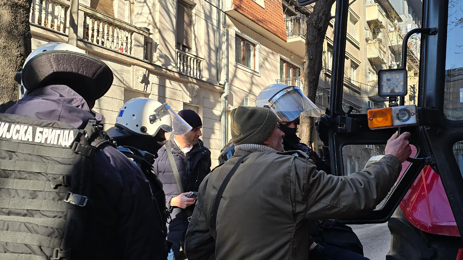 Mesto: Beograd
Datum: Sun Dec 22 13:36:51 CET 2024
Dogadjaj: DRUŠTVO - intervencija policije tokom dolaska poljoprivrednika traktorima na najavljeni zajednički protest sa studentima na beogradskom trgu  Slavija
Fotoreporter: Marko Dragoslavić
Izvor: FoNet
