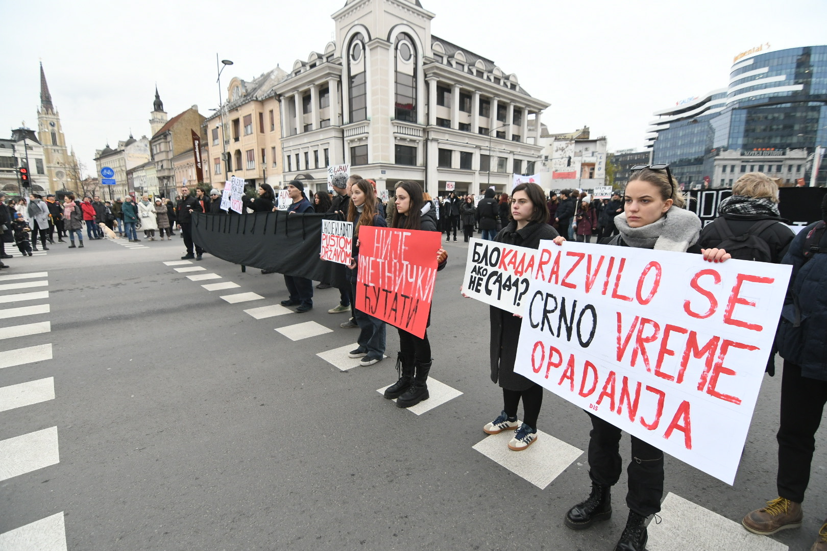 Novi Sad 13.12.2024. Novi Sad, Ispred Srpskog narodnog pozorišta, Studenti akademije umetnosti u novom sadu, blokada, protest, zastani srbijo Foto Nenad Mihajlovic -BEZ POTPISA