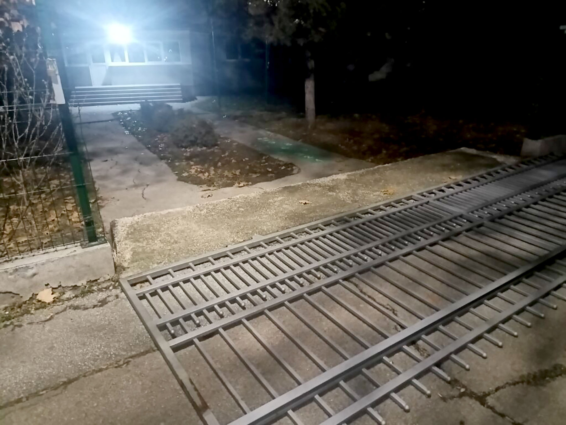 Obrušila se metalna kapija osnovne škole u Jagodini, jedna osoba povređena