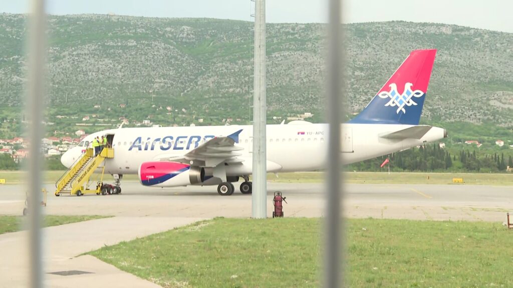 Mostar, 15. aprila 2024.- Predsednik Srbije Aleksandar Vucic doputovao je danas u Mostar, prvim letom Er Srbije na novoj direktnoj liniji od Beograda do tog grada, i zapoceo dvodnevnu radnu posetu BiH. Aerodrom u Mostaru. FOTO TANJUG/ TANJUG VIDEO/ bs