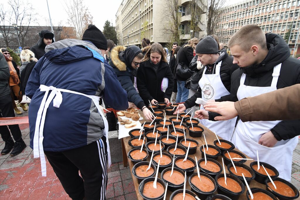 Novi Sad, 21.12.2024. - Studenti koji ucestvuju u blokadi fakulteta jedu gulas koji su za njih spremili  poljoprivrednici, danas u Univerzitetskom kampusu u Novom Sadu. (BETAPHOTO/DRAGAN GOJIC)