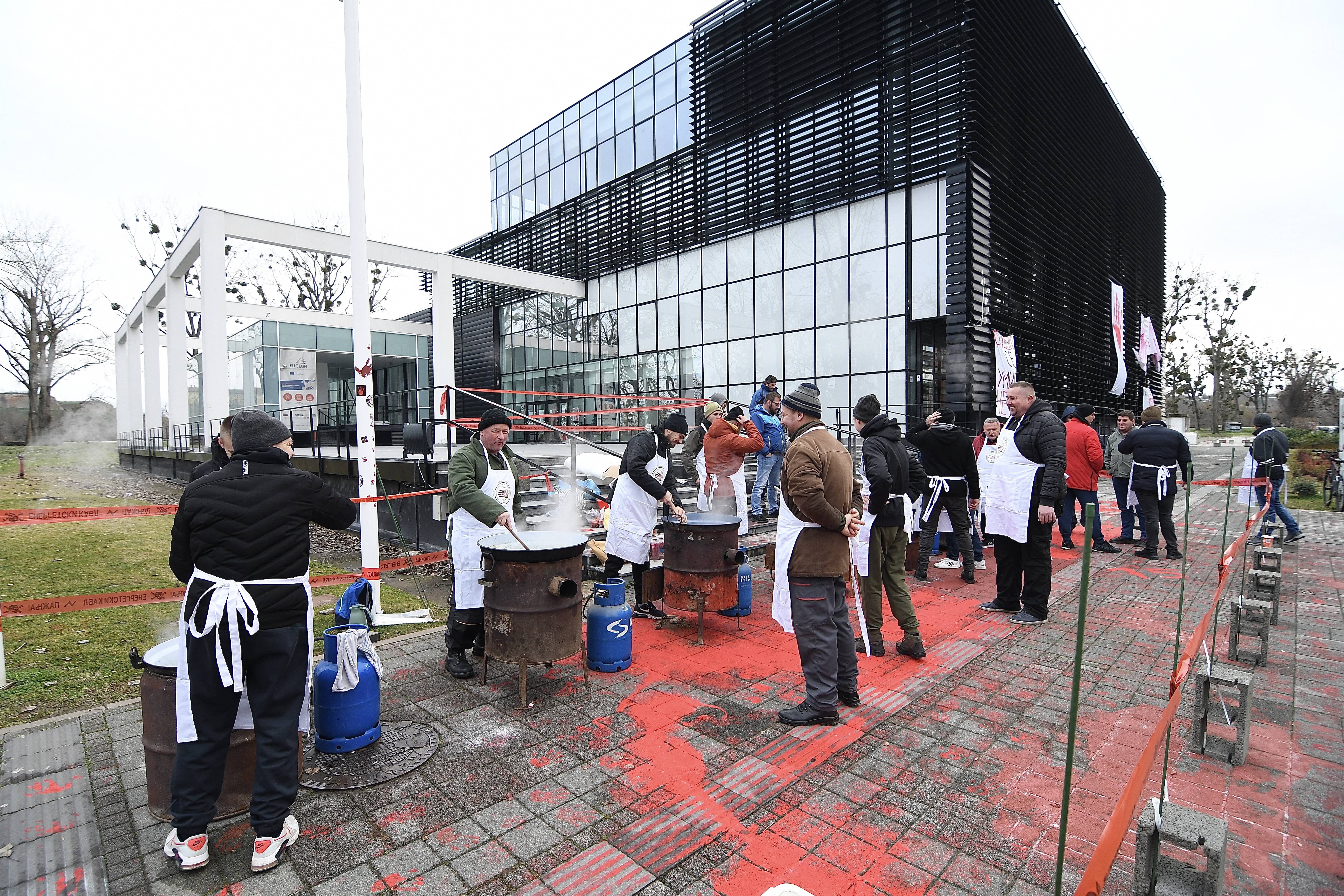 POLJOPRIVREDNICI KUVAJU GULAS ZA NOVOSADSKE STUDENTE