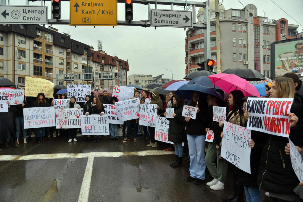 Mesto: Kragujevac
Datum: Fri Dec 20 13:35:38 CET 2024
Dogadjaj: DRUŠTVO - Studenti svih kragujevačkih fakulteta i građani  okupili su se u 11 i 52  kod Velikog parka i blokiraju raskrsnicu. 
Fotoreporter: Miki Jevtović
Izvor: FoNet