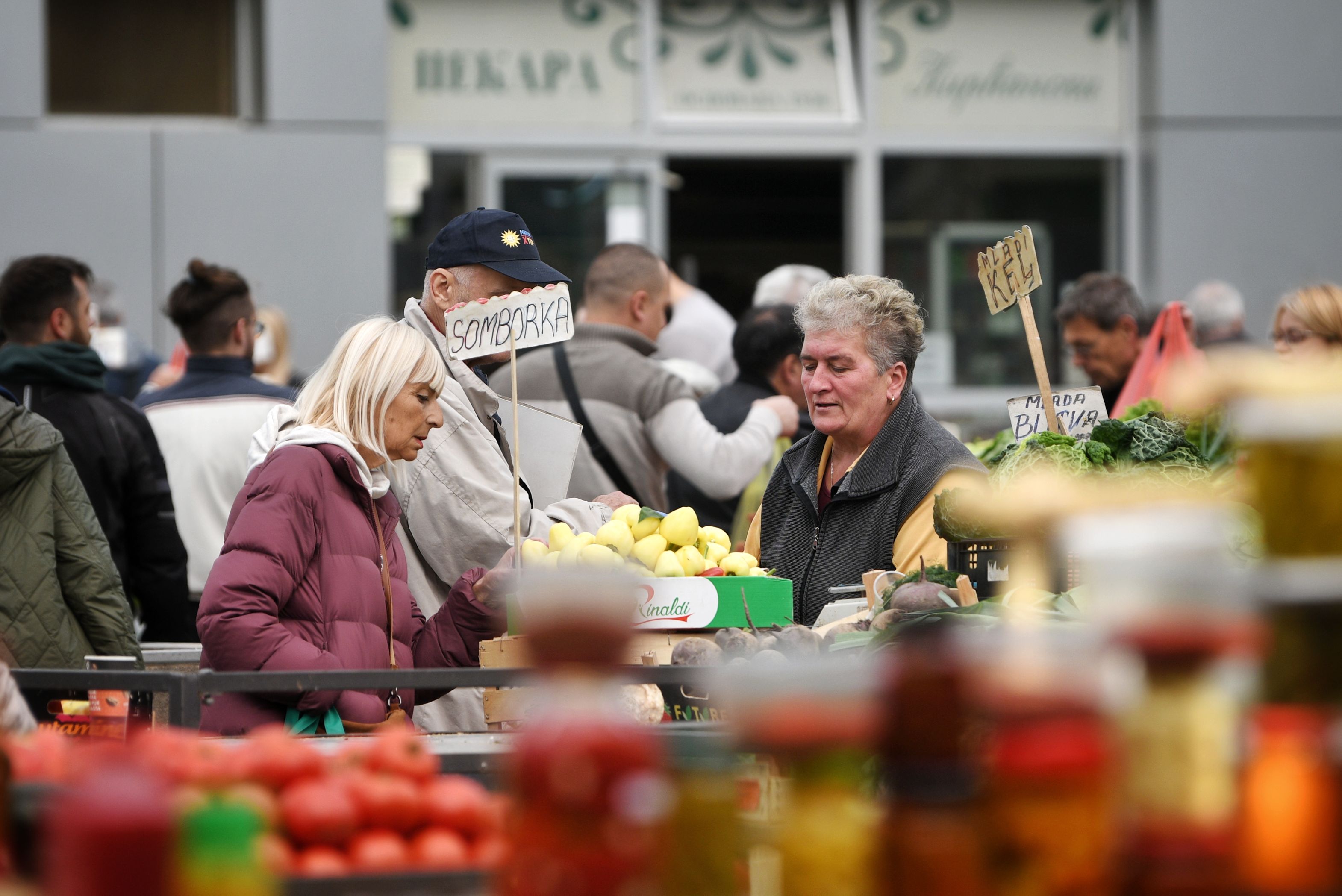 Beograd 18.10.2023. Pijaca u bloku 44. Novi Beogad, blok 44, voće i povrće, tezge, kupci, prodavci, ilustracija, fičer Foto: Filip Krainčanić/Nova.rs