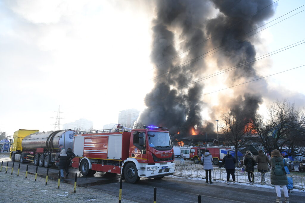 Beograd, 24.januar 2024. Požar u bloku 70 Novi Beograd, Kineski tržni centar, Blok 70