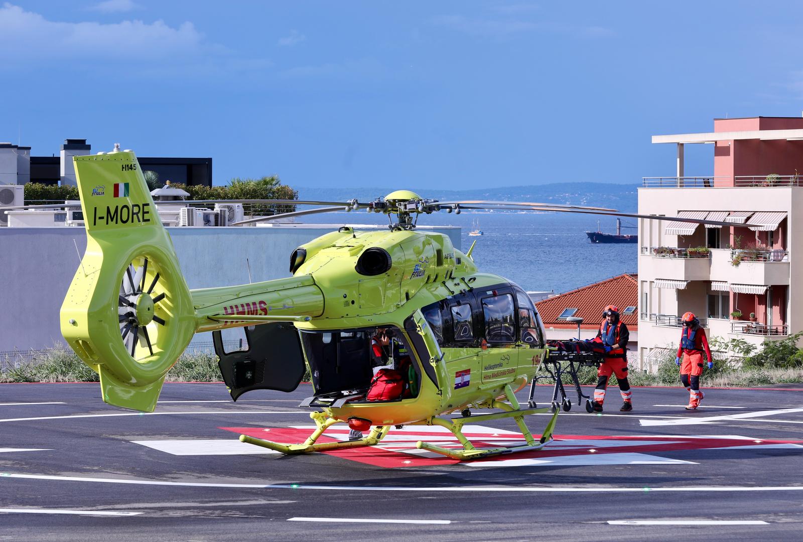 Split: Helikopterom hitne medicinske službe dovezen pacijent na helidrom bolnice Firule