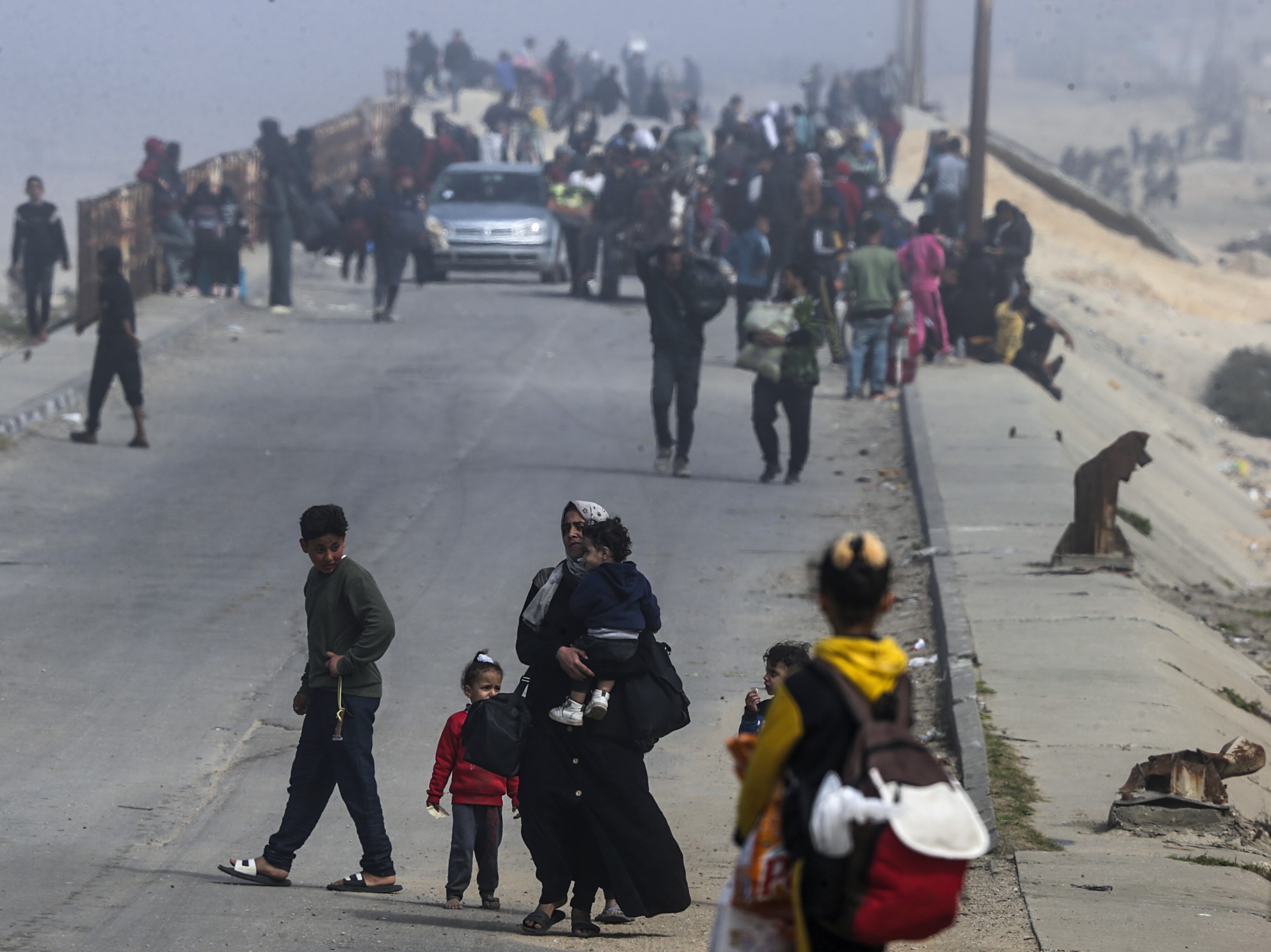 Palestinians from northern Gaza Strip cross into southern Gaza