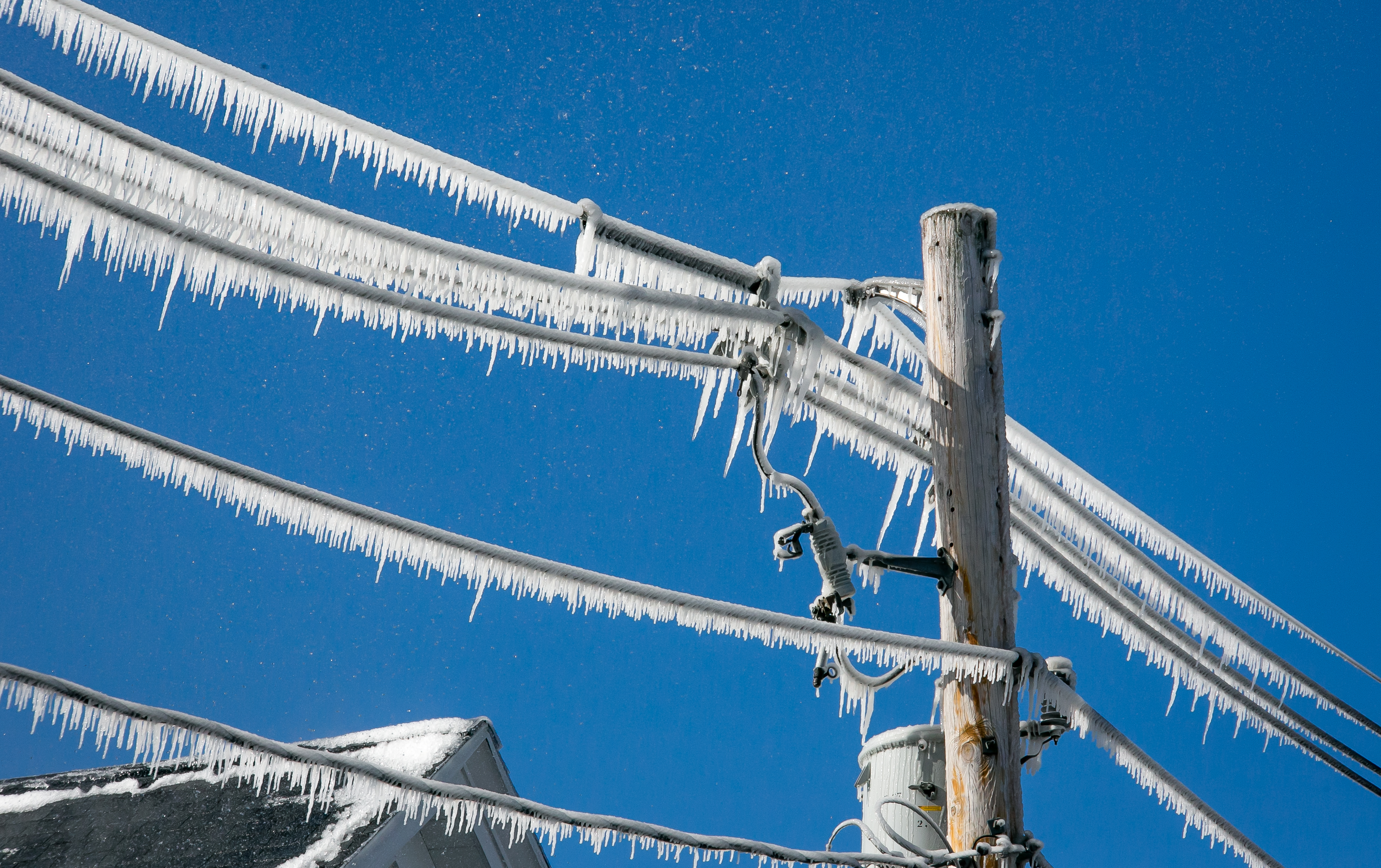 Sneg, zaleđene žice, struja Foto: Shutterstock