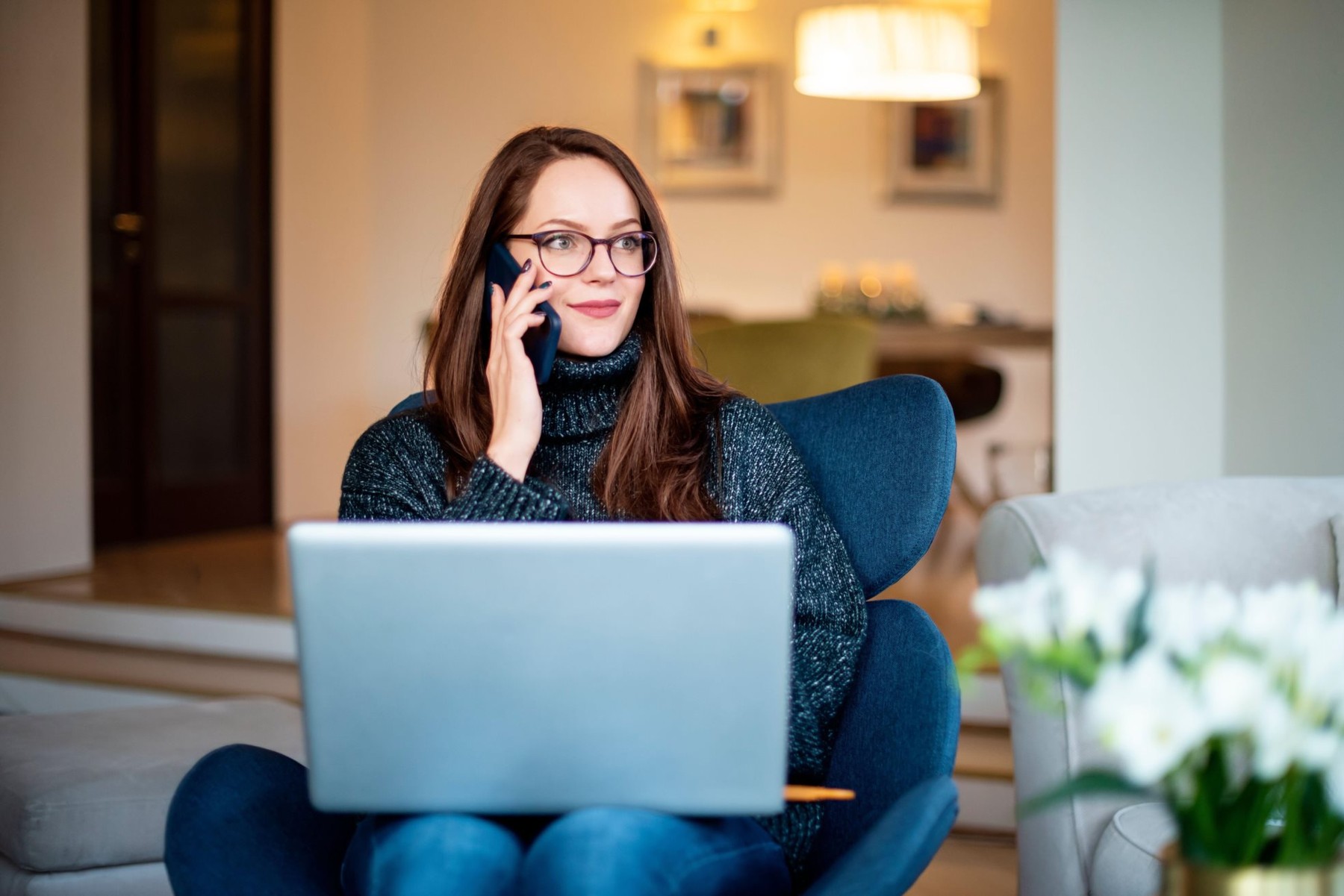 Elektronski lekarski karton, uvid u medicinsku dokumentaciju, žena, kompjuter, laptop, dom zdravlja, ilustracija Foto: Profimedia.rs