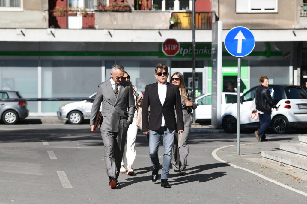 Beograd 18.10.2024. Goran Draganić, advokat. Dragan Bjelogrlić, glumac. Doalzak glumca Dragana Bjelogrlića u Prvi osnovni sud u Katanićevoj, na suđenje sa rediteljem Predragom Gagom Antonijevićem Foto: Filip Krainčanić/Nova.rs