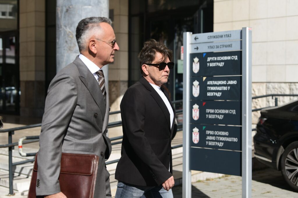 Beograd 18.10.2024. Goran Draganić, advokat. Dragan Bjelogrlić, glumac. Doalzak glumca Dragana Bjelogrlića u Prvi osnovni sud u Katanićevoj, na suđenje sa rediteljem Predragom Gagom Antonijevićem Foto: Filip Krainčanić/Nova.rs