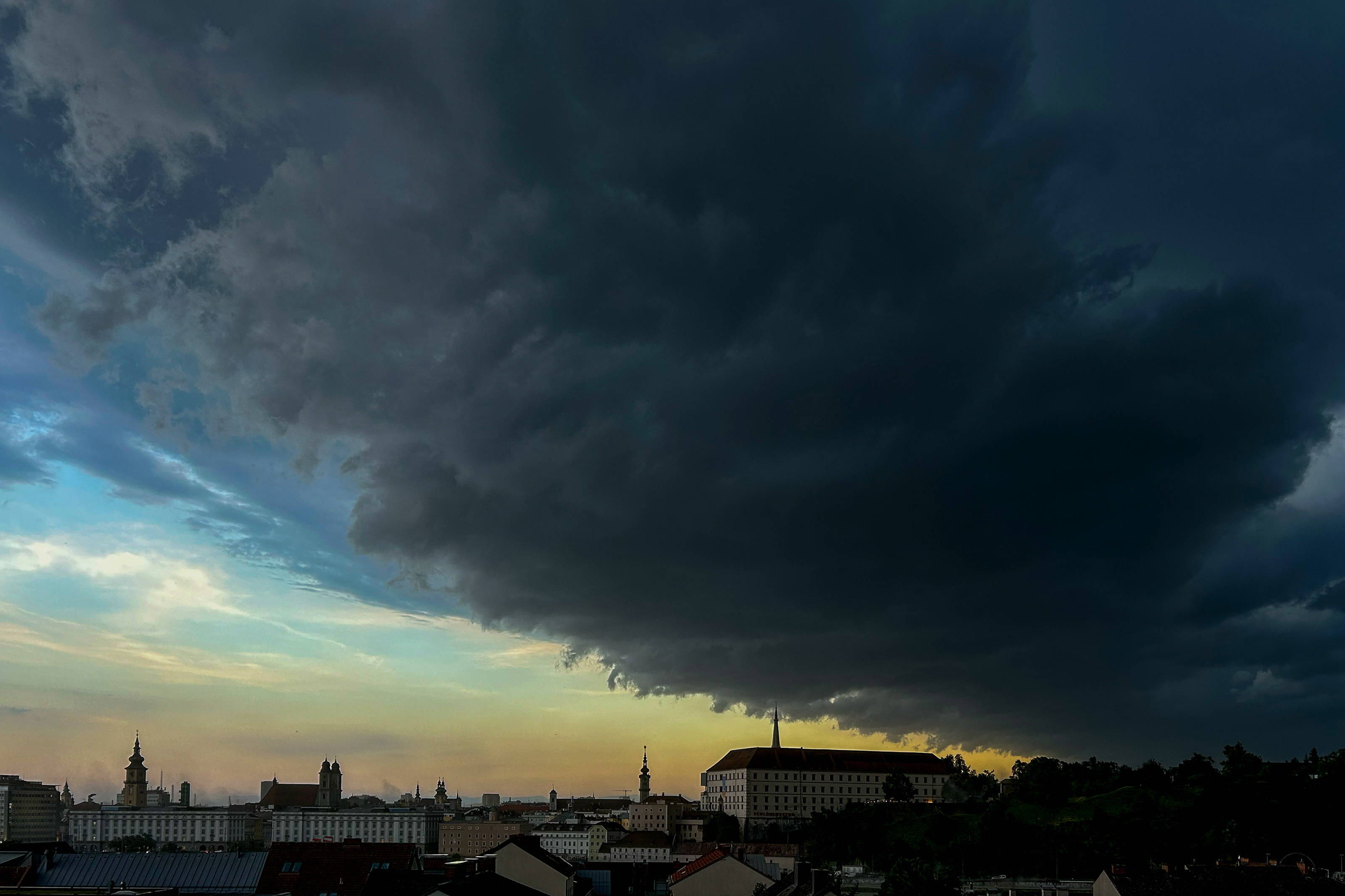 Linz, Gewitterzelle ueber Linz 07.07.2024, Linz, AUT, Linz, im Bild Gewitterzelle ueber Linz, Wolken, Blitz, Donner, Reg