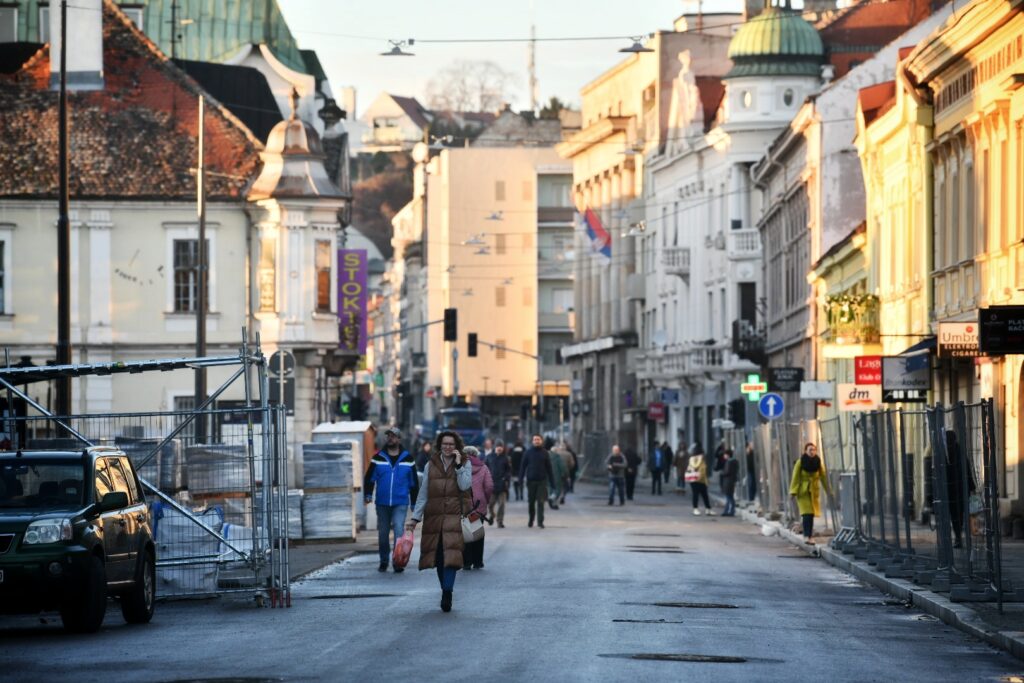 Beograd 04.01.2024. Topla zima, lepo vreme, vremenska prognoza, ljudi, zima, pokrivalica, ilustracija, fičer, Zemun, Glavna ulica, radovi, zatvorena ulica za saobraćaj Foto: Vesna Lalić/Nova.rs