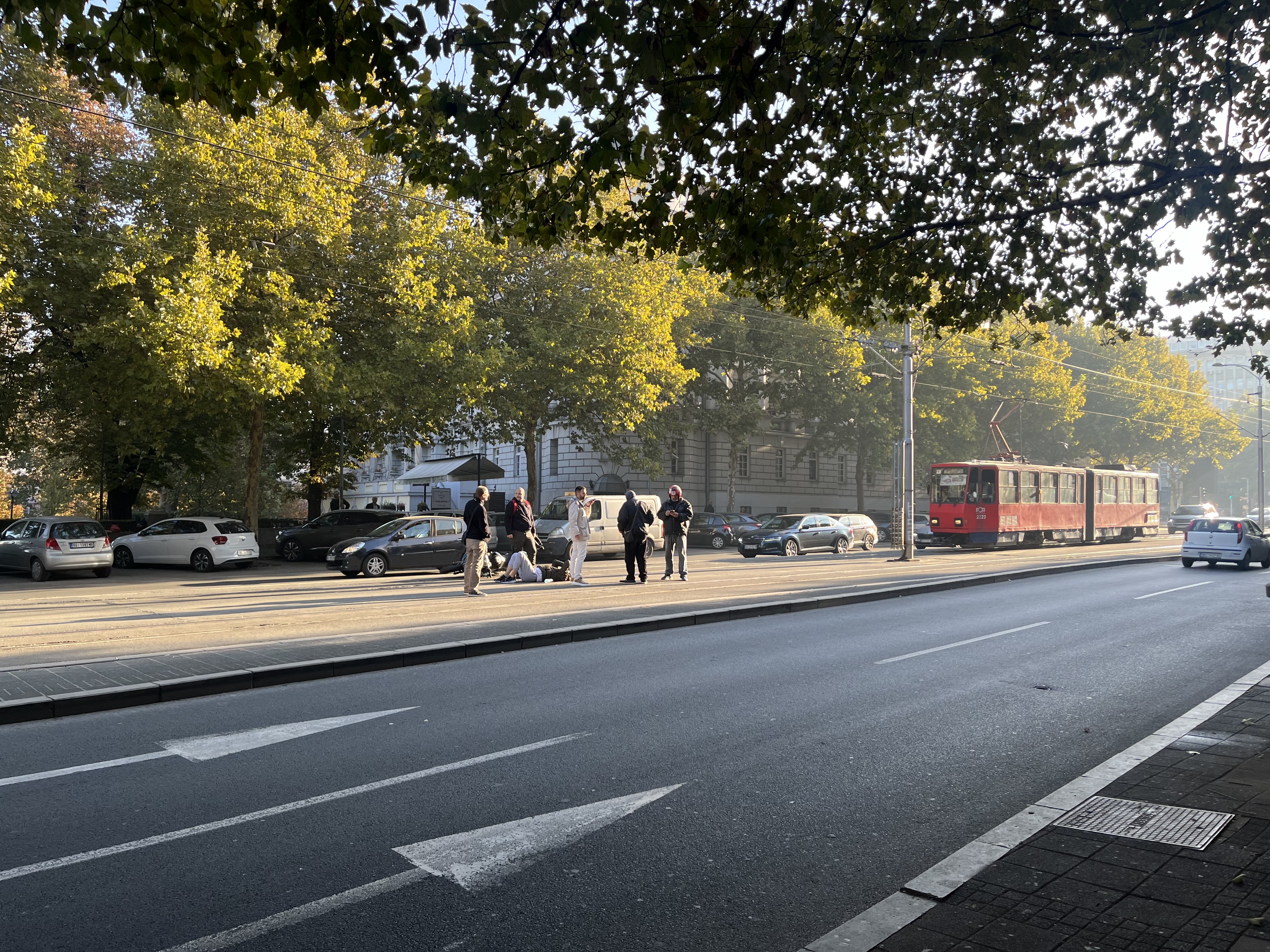 Zastoj na šinama na Bulevaru, motociklista tramvaj