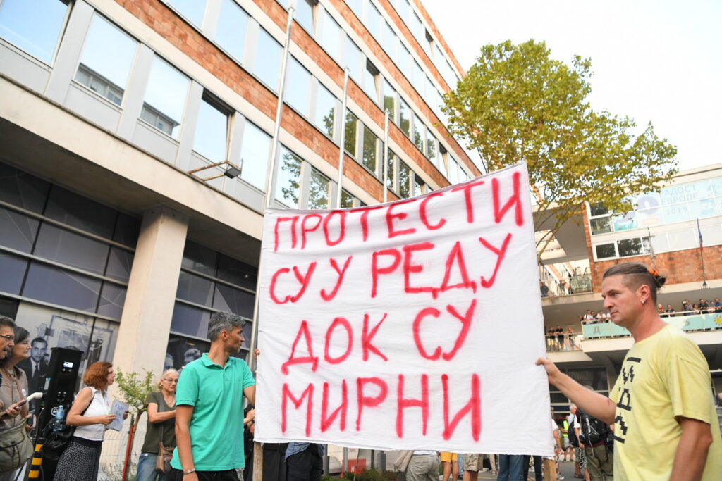 Beograd 01.09.2024. Protest ispred RTS-a protiv kopanja litijuma, litijum, Rio Tinto